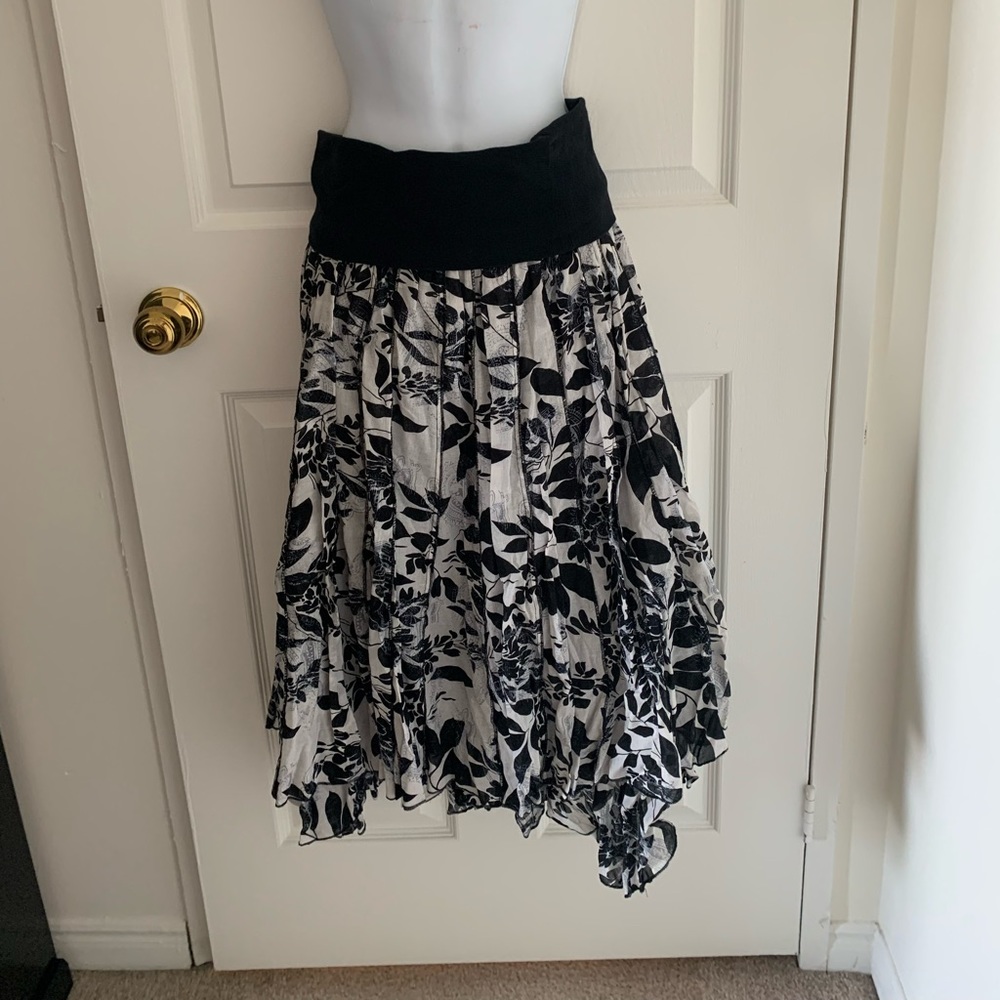 Full and flowy cotton midi skirt with leaf pattern
